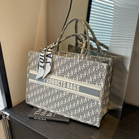 Серый большой размер в комплекте с шарфом.