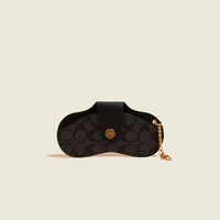 Черная горная камелия полу -циркулярная