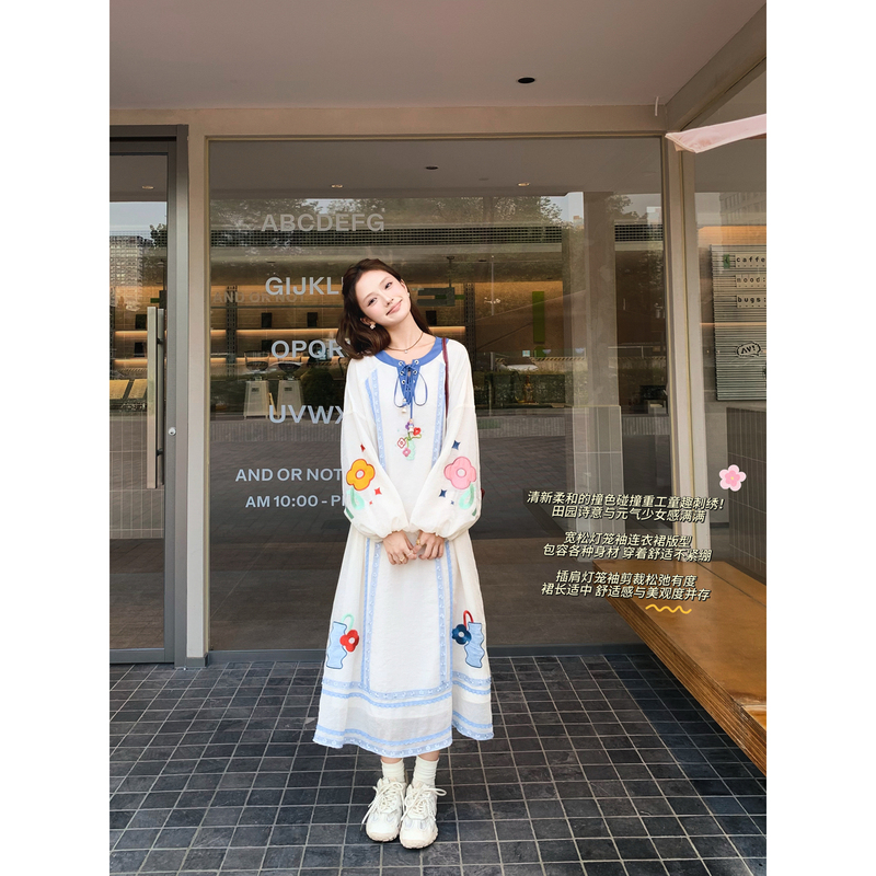 Gula Liangpin's "Half a Spoon of Heartbeat" Floral Embroidered Loose-Fitting Dress That Hides Flaws and Makes Girls Look Younger with Raglan Lantern Sleeves Gula Liangpin's "Half a Spoon of Heartbeat" Floral Embroidered Loose-Fitting Dress That Hides Flaws and Makes Girls Look Younger with Raglan Lantern Sleeves
