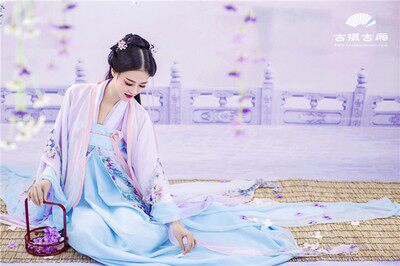 New photo studio plate women's workshop theme photography photo sexy ancient costume pajamas red Hanfu to provoke the world of mortals
