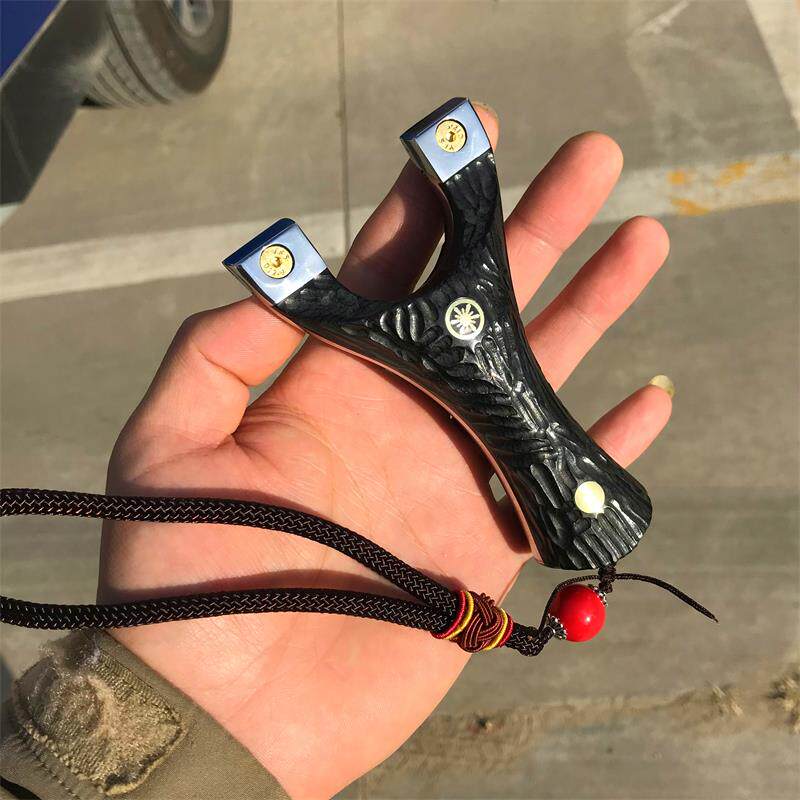 Titanium steel titanium alloy solid wood patch Huai's clamping sheet slingshot crater crater engraving version of flat leather fascia with quick press slingshot