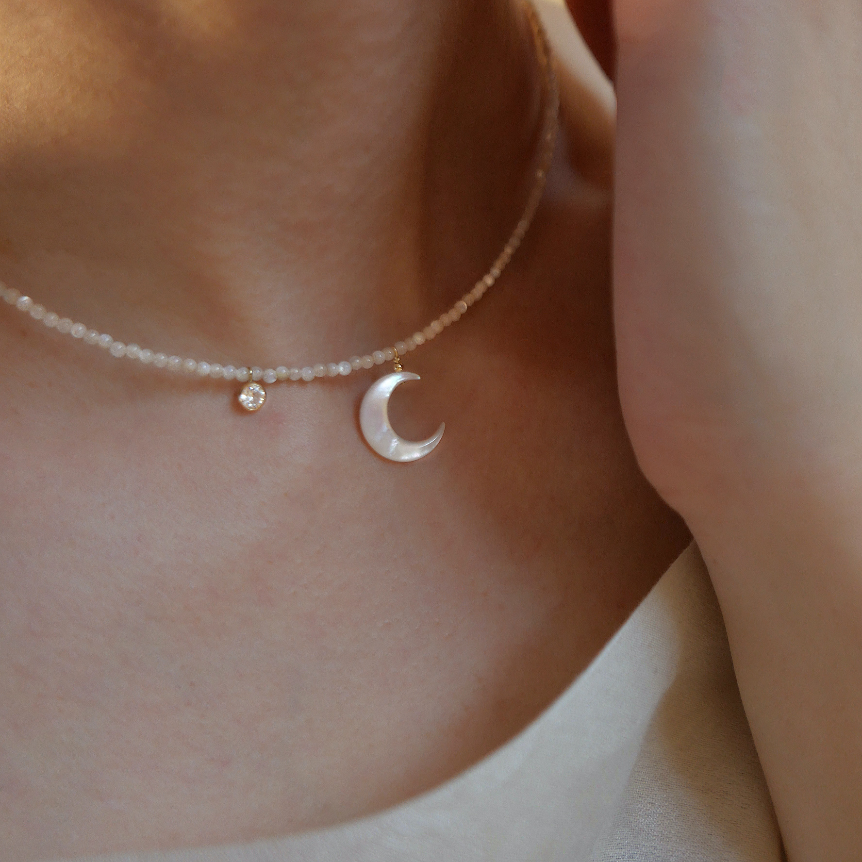 「月の白さとそよ風の透明感」極細デザイン天然真珠天然白蝶貝ムーンシェイプベビービーズネックレス