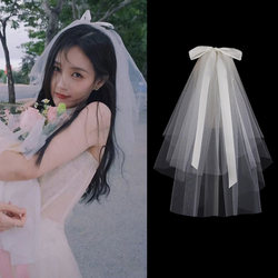 결혼 등록 및 작은 베일 짧은 활으로 인증서 받기