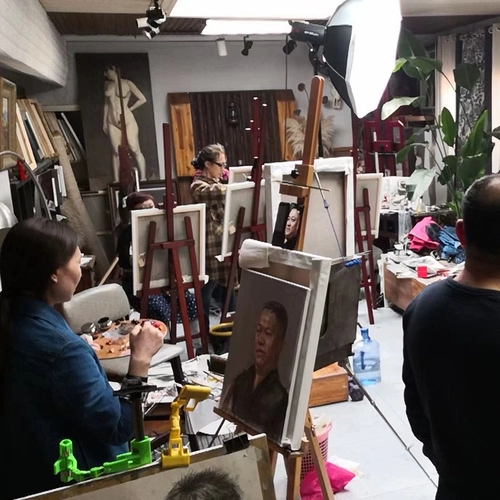 Студенты для рисования стойки, посвященные складыванию с трапециевидным подъемным треугольником.