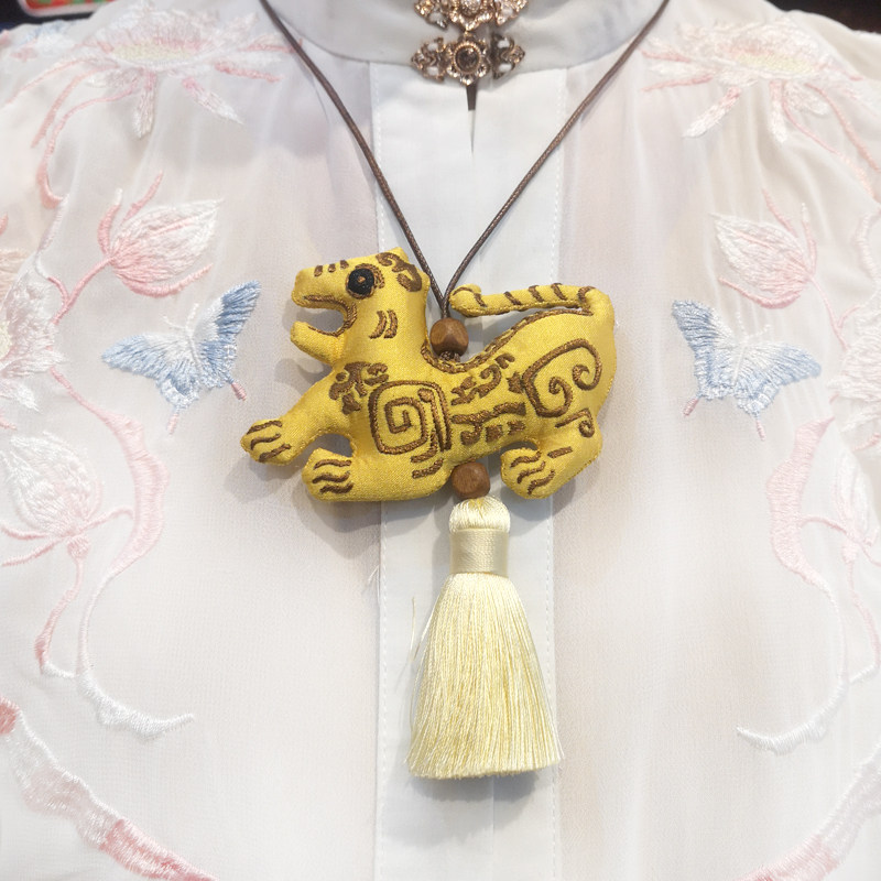 Accompanying gift Qingyang sachet hand-embroidered twelve zodiac children's patron saint Chinese style Hanfu pendant