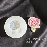 Белая форма с розой в составе