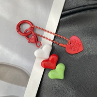 Разноцветный брелок «Любовь» — белый, красный и зеленый.