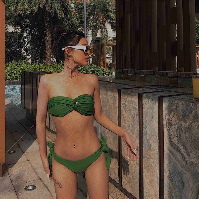 Online Red Sexy European and American Wind island holiday Three-point bikini small breasts gather two pieces for a thin swimsuit woman