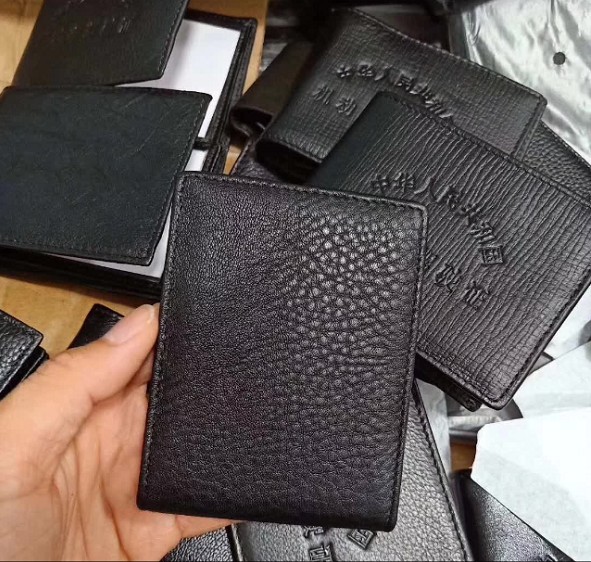 Mất xử lý một lượng nhỏ túi giấy phép lái xe bằng da màu đen kết cấu đa chủng loại tài liệu da nguyên chất Túi da bò lớp Baotou túi đeo chéo nữ mini
