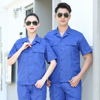 Короткие рукава с обработанными синими пуговицами