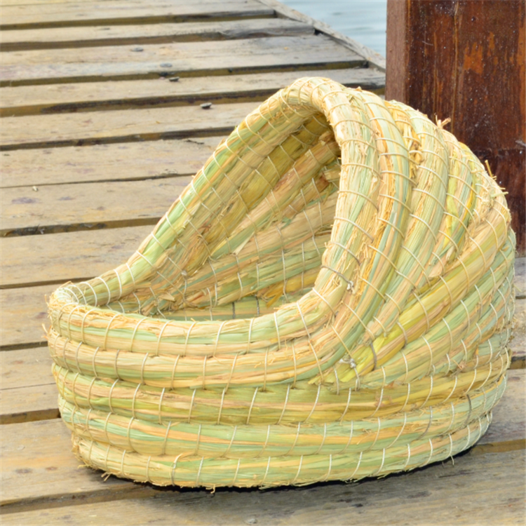 New hamster nest golden bear nest rabbit nest squirrel guinea pig nest guinea pig nest warm straw spring and summer green