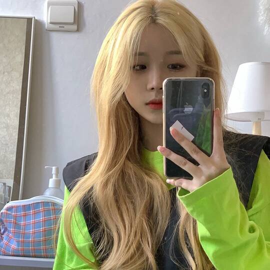 Wig for women with light blond long hair, fashionable full head, lifelike temperament, medium-parted long curly hair, fluffy natural wavy headband