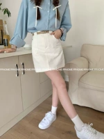 Белая мини-юбка, ремень