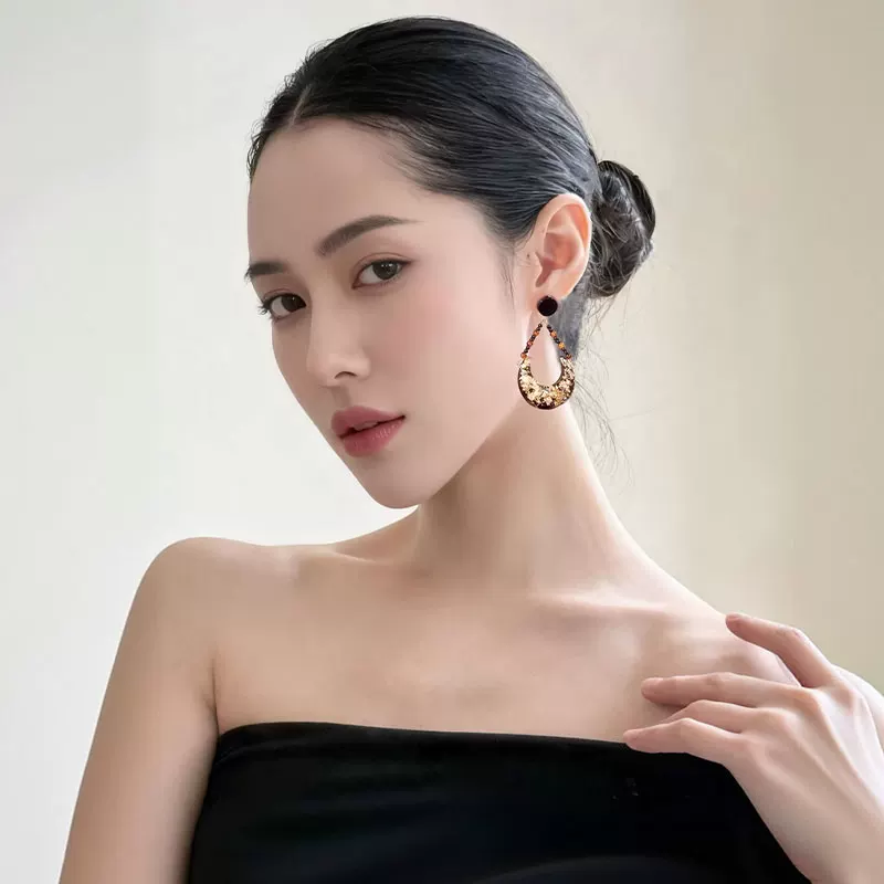 Retro earrings, light luxury style