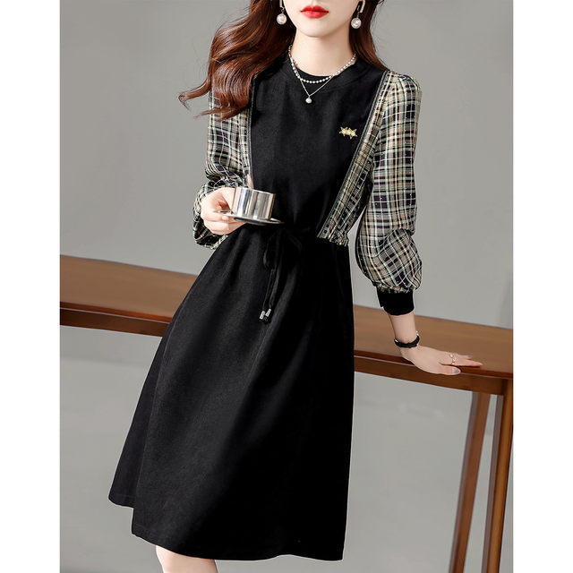 The counter withdraws the cabinet and cuts the label. The original single export women's clothing hits the color and stitches the tie rope to close the waist and show the thin dress autumn