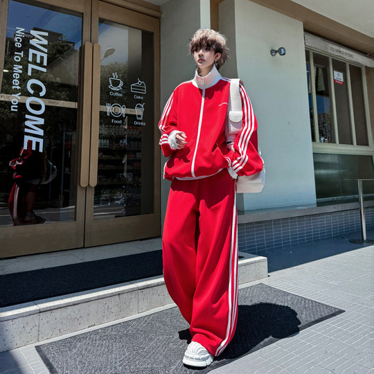Traje de chaqueta con cuello alto de estilo deportivo rojo americano para hombres y mujeres, conjunto de dos piezas de pantalones casuales sueltos de tres rayas de marca de moda