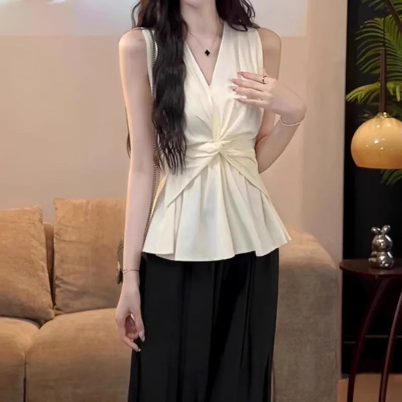 Plus-Size Women's Clothing, Slimming Sleeveless Waist-Cinching Tank Top, 2025 New Summer Design, Twist-Knot V-Neck Shirt, Trendy Plus-Size Women's Clothing, Slimming Sleeveless Waist-Cinching Tank Top, 2025 New Summer Design, Twist-Knot V-Neck Shirt, Trendy
