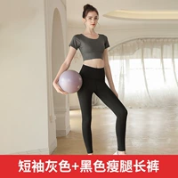 Черные штаны, короткий рукав