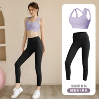 Бюстгалтер, черные леггинсы