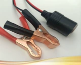 Заводская машина, полная линий зажима крокодила с крокодиловыми сигаретами, заряжающуюся матерью -сиденья, зарядка матерью с зажимом