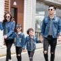 Áo bố mẹ con 2018 xuân hè thu sóng mới rung rinh mạng lưới áo khoác denim đỏ gia đình mẹ ba mẹ con quần áo gia đình giá rẻ