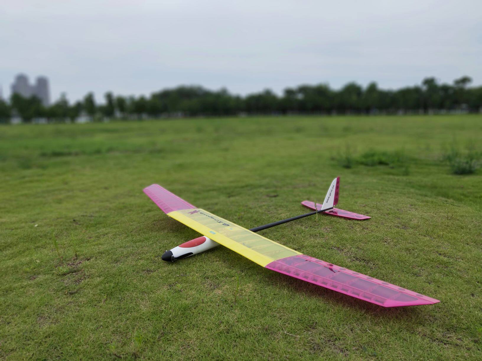 GT RC GT1500V2 dragonfly light wood glider is convenient to assemble and easy to get on