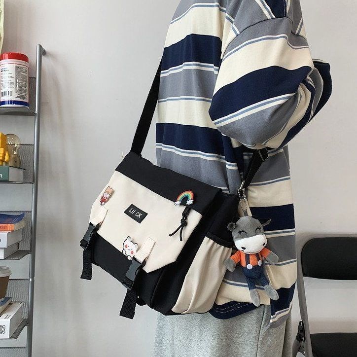 Japanese tide canvas single shoulder bag skewed across the bookcase for college students to load a large capacity postman pack
