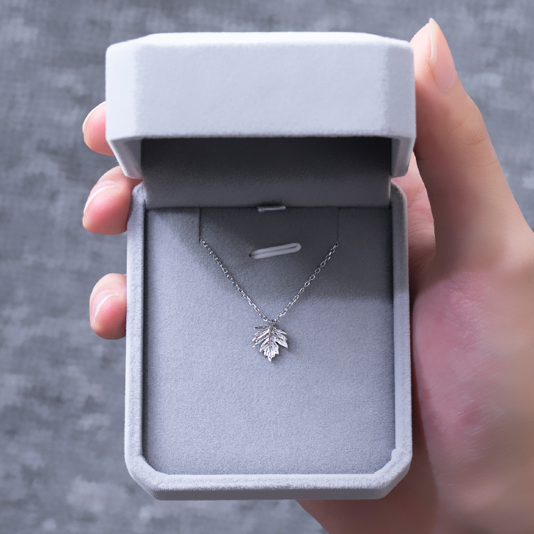 Fashion Design Maple Leaf Necklace Brief About 2022 New Small Crowdfresh 100 Hitch Pure Silver Lock Bone Chain Personality Chains