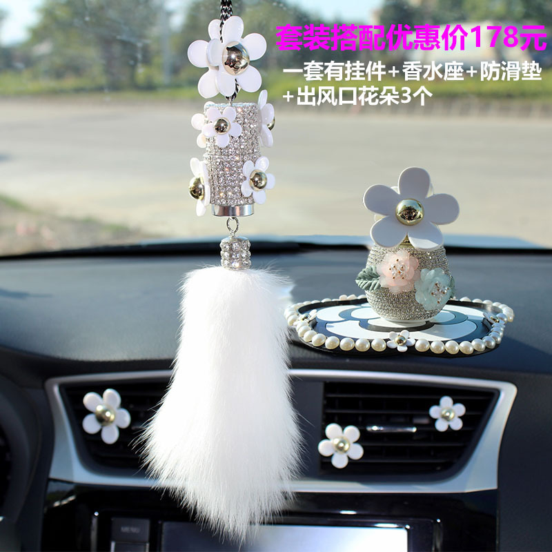 Car interior decoration decoration female high-end atmosphere beautiful interior personality creative small daisy car decoration car perfume