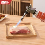 Исследователи опрыскивают газовую банку с домашней карточкой Robbish, чтобы запустить огнестрельное пламя для выпечки для выпечки для выпечки с пистолетом для волос на гриле на гриле.