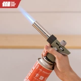 Исследователи опрыскивают газовую банку с домашней карточкой Robbish, чтобы запустить огнестрельное пламя для выпечки для выпечки для выпечки с пистолетом для волос на гриле на гриле.