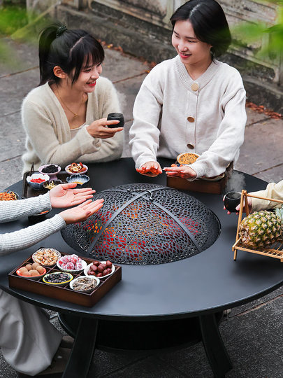 Cocinar té alrededor de la estufa, juego de estufa para asar en el interior del hogar, juego completo de electrodomésticos, reunirse alrededor de la estufa de barbacoa del patio en invierno para calentar la mesa