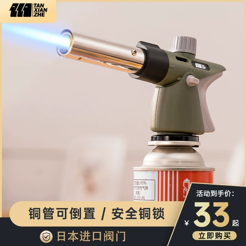 Исследователи опрыскивают газовую банку с домашней карточкой Robbish, чтобы запустить огнестрельное пламя для выпечки для выпечки для выпечки с пистолетом для волос на гриле на гриле.