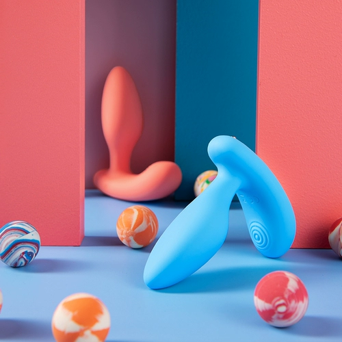 Массаж простаты Кисстоя Гордона использует анальную заглушку на заднем дворе.