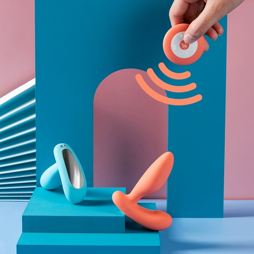 Массаж простаты Кисстоя Гордона использует анальную заглушку на заднем дворе.