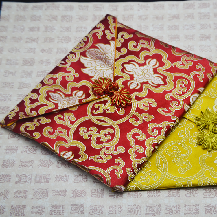 Brocade brocade triangle flip plate buckle sutra bag sutra bag sutra bag copy sutra this special sutra book bag can also hold A4 size