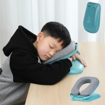 Elementary school students take a nap pillow and sleep on the pillow table