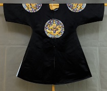 Qing Dynasty Qianlong hand-embroidered plate Gold Imperial Palace with the same red suit