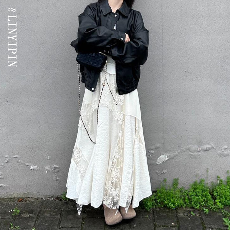 プラスサイズ女性向けの白いロングミディスカート。春らしいスタイルで、丈夫なメッシュ刺繍とパッチワークレースが施され、不規則なケーキスカートになっています。