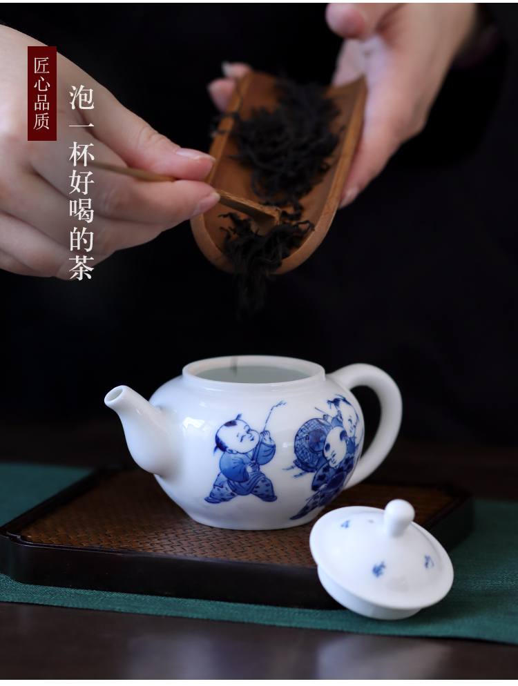 Hand made blue and white porcelain little teapot kung fu tea tea ware jingdezhen ceramics high temperature ceramic household rushed the teapot