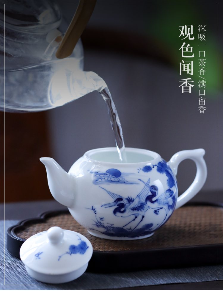 Blue and white porcelain pine crane live teapot hand - made kung fu tea tea, small tea ware jingdezhen ceramic teapot