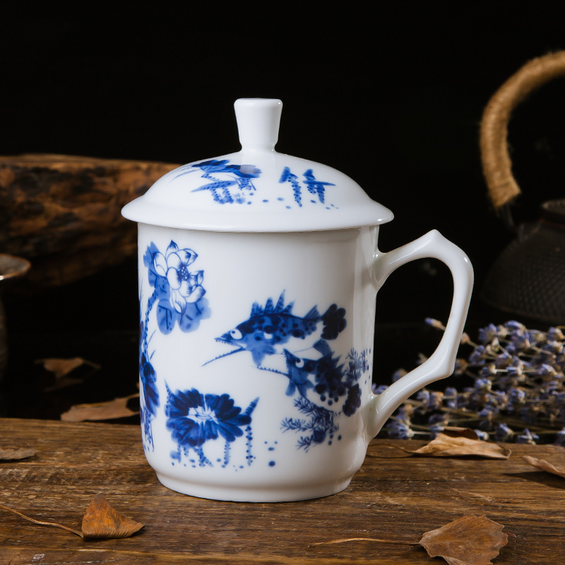 Jingdezhen ceramic cups with cover the blue and white porcelain ipads porcelain cup custom water glass cup double office meeting