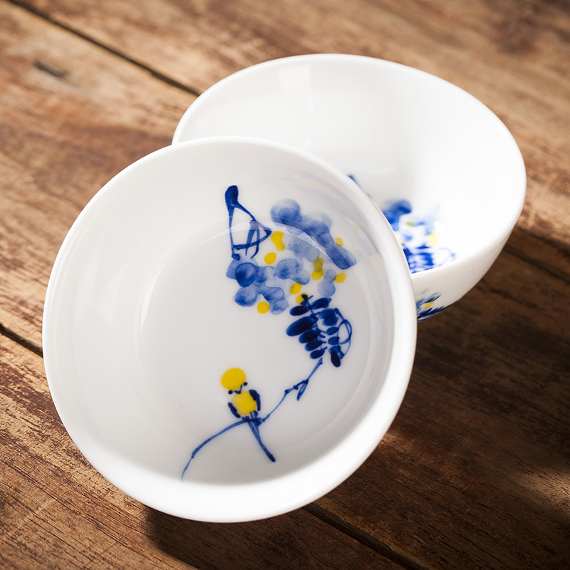 Folk artists hand-painted wisteria doucai blue and white porcelain master cup single cup Jingdezhen ceramic kung fu teacup horseshoe cup