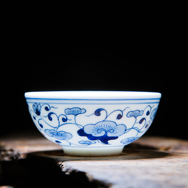 Jingdezhen ceramic manual single kung fu tea pu 'er tea cup a cup of blue and white porcelain cup sample tea cup individuals