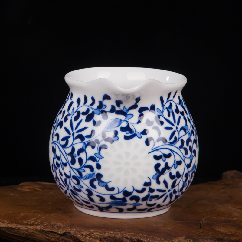 Kung fu tea and a cup of hand - made of porcelain jingdezhen ceramics fair exquisite and a cup of tea by hand cup in hand