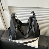 Large-capacity bag for women 2023 new trendy niche class college student fashion single shoulder messenger bag commuter tote bag