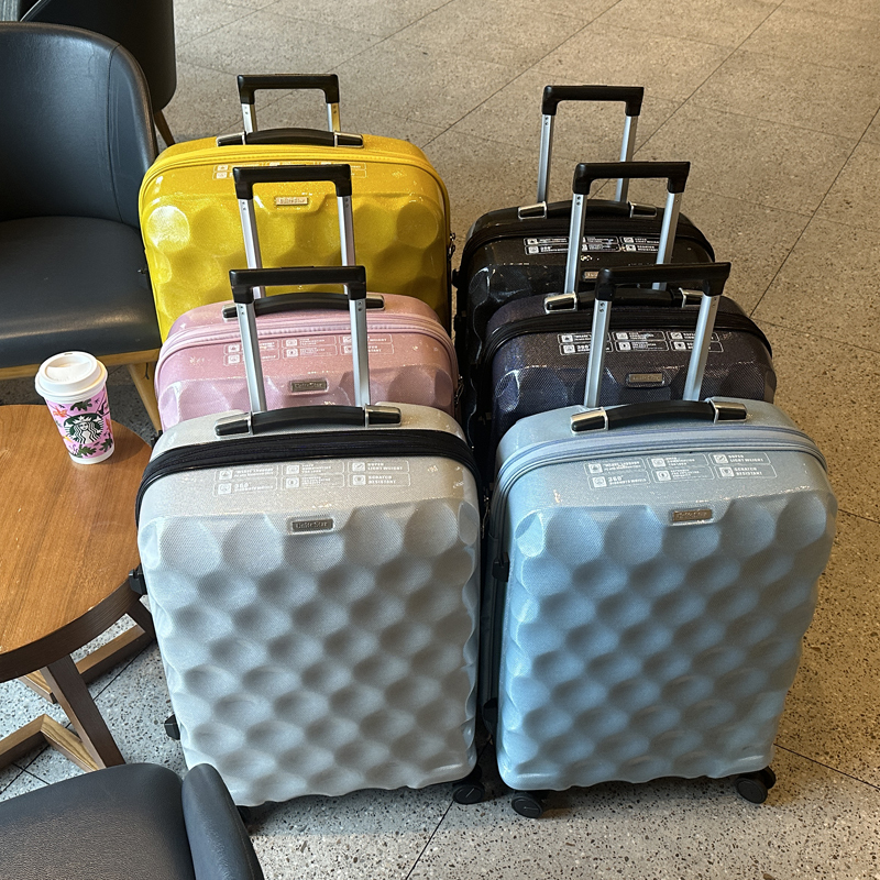 Scream! Shell-Shaped Suitcase from Japan, Ultra-Light 1.9kg Carbon Fiber Pattern Trolley Case with Universal Wheels, Unisex Luggage for Travel