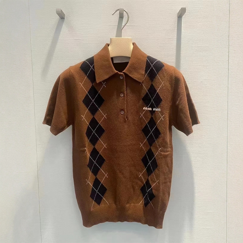 Liituio Haute Couture 24 Early Autumn New Classic Diamond-Shaped Letter Intarsia Logo Slim-Fit Short-Sleeved Knitted Polo Shirt Liituio Haute Couture 24 Early Autumn New Classic Diamond-Shaped Letter Intarsia Logo Slim-Fit Short-Sleeved Knitted Polo Shirt