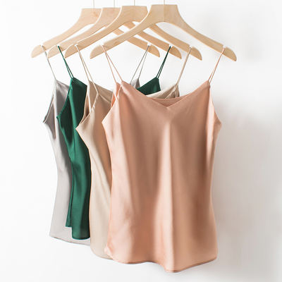 The essential fabric for midsummer is highly praised for its excellent texture! A woman with a elegant satin, smooth and skin-friendly small halter top paired with a base vest