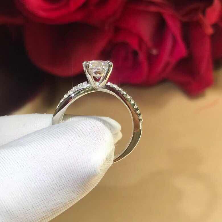 Sản phẩm mới thơ bài thơ Mo Sang nhẫn đá chính 50 điểm D màu pha lê trong vắt nhẫn vàng trắng